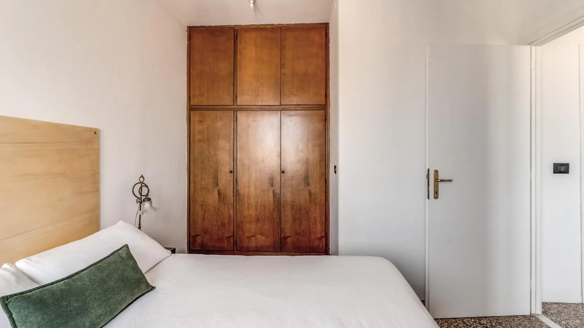 Amazing Piramide Metro Station Apartment Rome