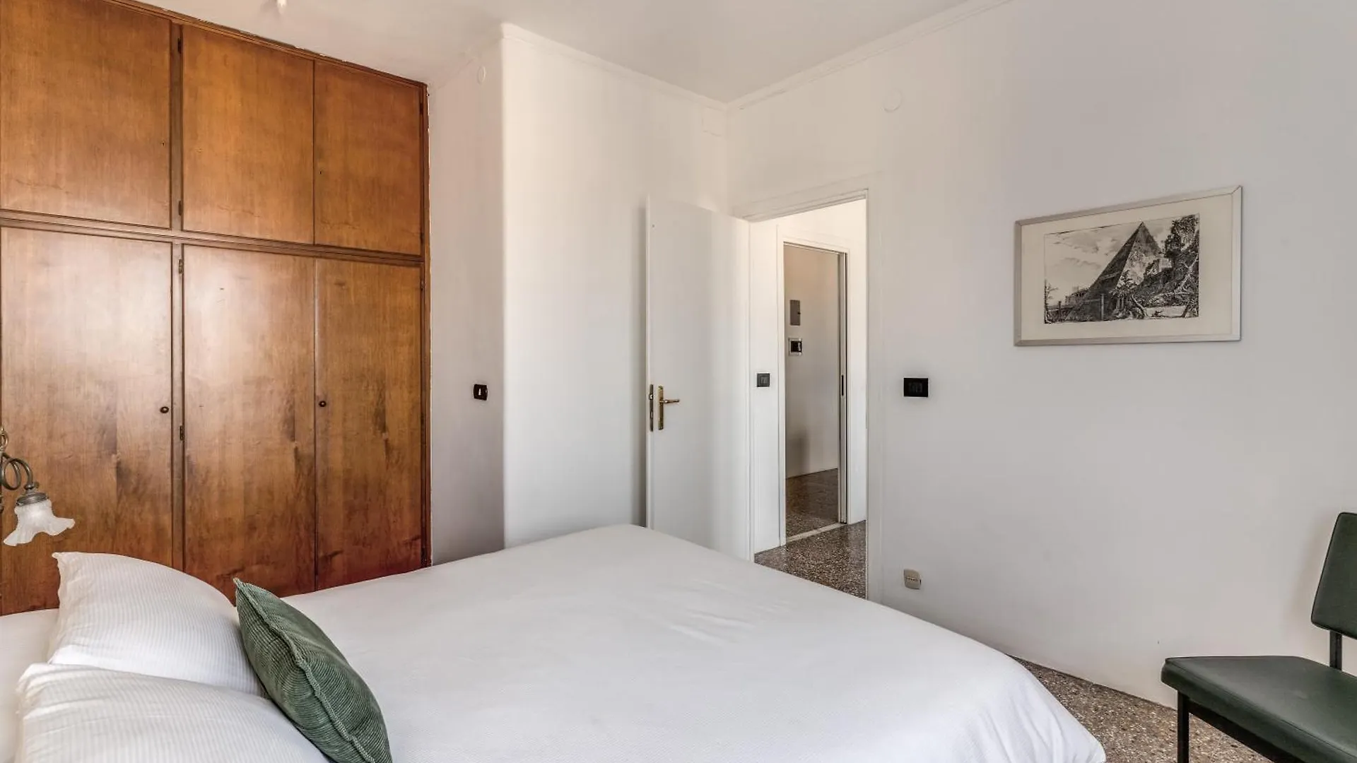 Amazing Piramide Metro Station Apartment Rome