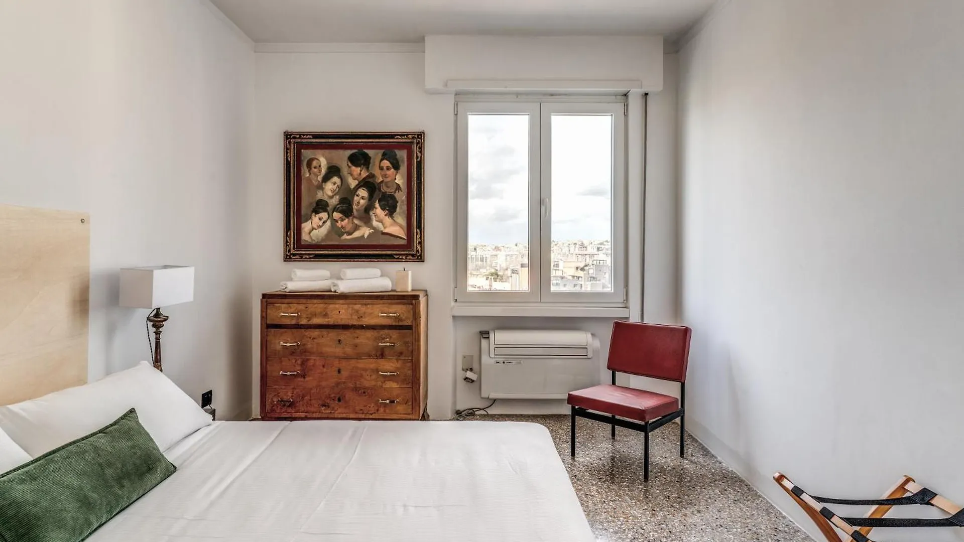 Amazing Piramide Metro Station Apartment Rome
