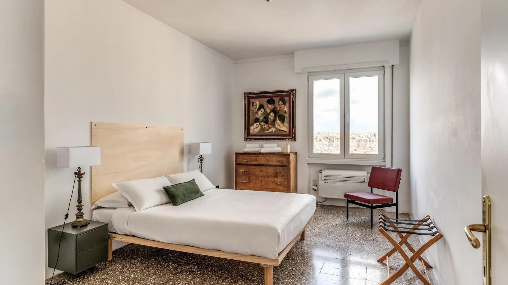 Amazing Piramide Metro Station Apartment Rome